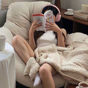 人乳宴掀衣喂乳h
